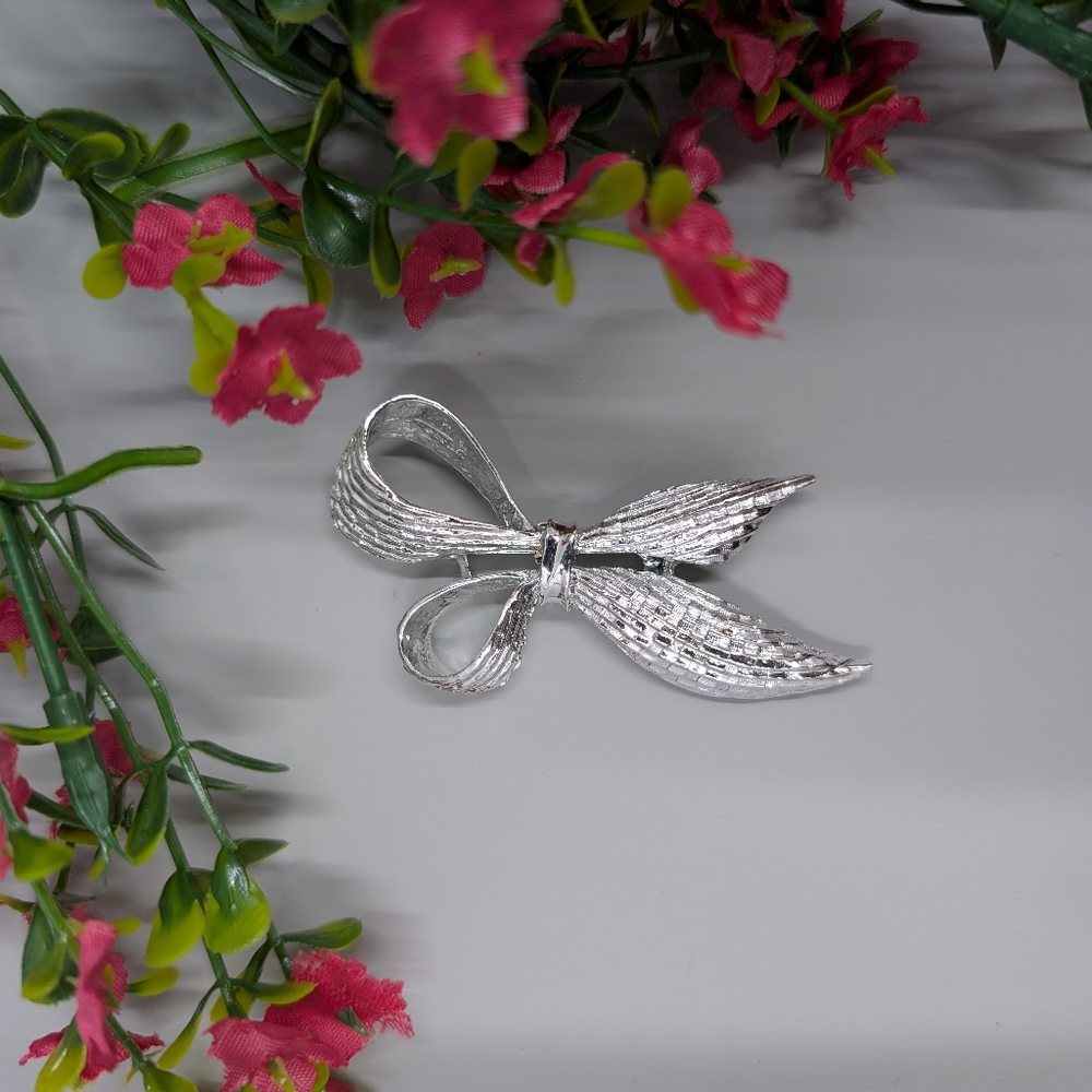 Gerry's Signed Vintage Elegant Silver Bow Brooch